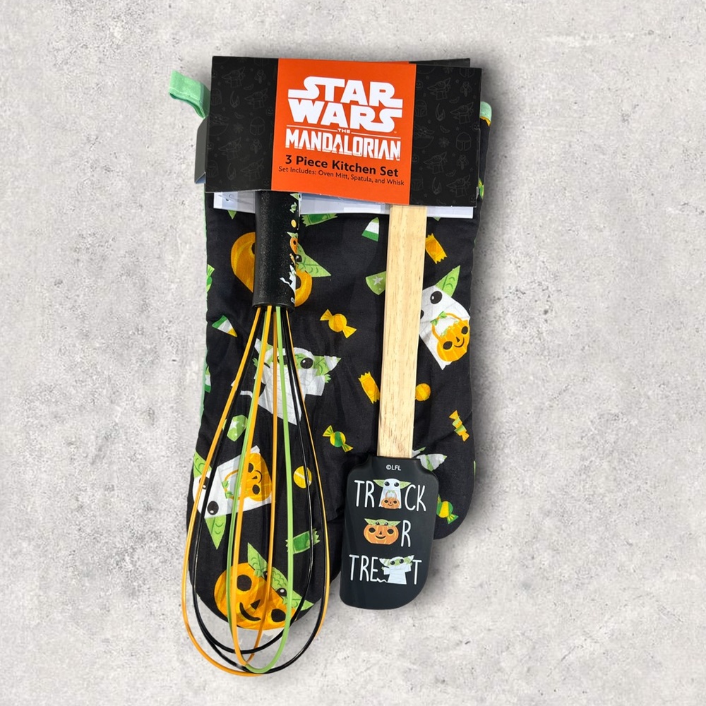 Disney Baby Yoda oven mitt